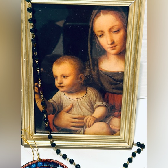6-item Lot Religious Decor, Framed artwork, Rosary, crucifix Virgin Mary Jesus - Picture 2 of 13